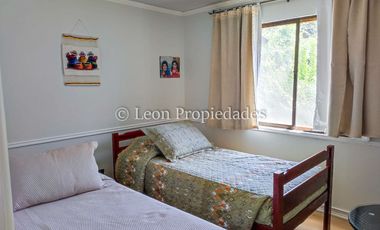 León Propiedades, vende parcela con hermosa casa de 2 pisos en sector Los Naranjos.