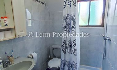 León Propiedades, vende parcela con hermosa casa de 2 pisos en sector Los Naranjos.