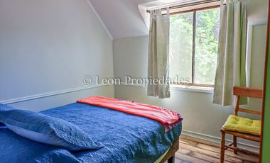 León Propiedades, vende parcela con hermosa casa de 2 pisos en sector Los Naranjos.