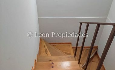 León Propiedades, vende parcela con hermosa casa de 2 pisos en sector Los Naranjos.