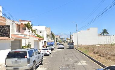 Hermosa y amplia casa en remate, excelente ubicación!