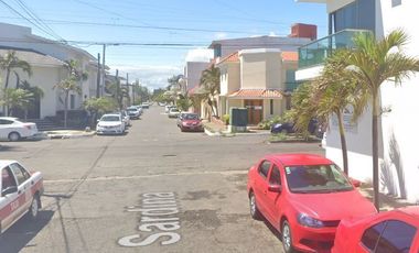 Hermosa y amplia casa en remate, excelente ubicación!