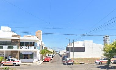 Hermosa y amplia casa en remate, excelente ubicación!