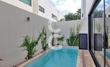 Casa en Venta en Cancun en Residencial Aqua con Alberca y 4 Recamaras