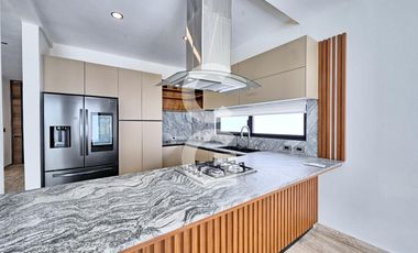 Casa en Venta en Cancun en Residencial Aqua con Alberca y 4 Recamaras