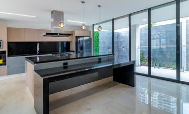 Residencia En Venta En Bosque Real, A Estrenar, 5 Recámaras, Lista Para Habitar, Lujo Y Vaguardia