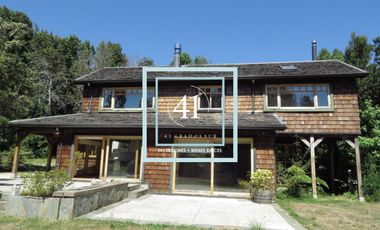 EN VENTA PUERTO VARAS CASA MÁS TALLER, INVERNADERO Y HOT TUB.