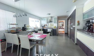 VENTA DE EXCLUSIVO DÚPLEX DE 400 M² EN ZONA RESIDENCIAL – SURCO  A solo minutos de la Universidad de Lima y el Jockey Plaza