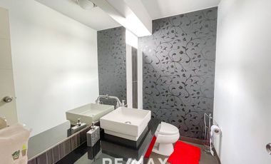 VENTA DE EXCLUSIVO DÚPLEX DE 400 M² EN ZONA RESIDENCIAL – SURCO  A solo minutos de la Universidad de Lima y el Jockey Plaza