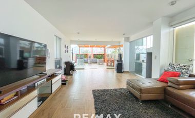 VENTA DE EXCLUSIVO DÚPLEX DE 400 M² EN ZONA RESIDENCIAL – SURCO  A solo minutos de la Universidad de Lima y el Jockey Plaza