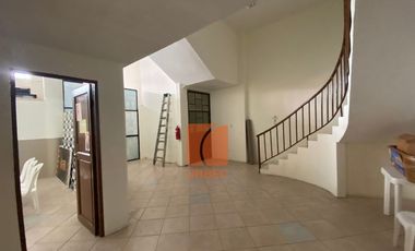 Edificio Rentero de venta en Riobamba, zona estrategicamente comercial con rentabilidad asegurada.