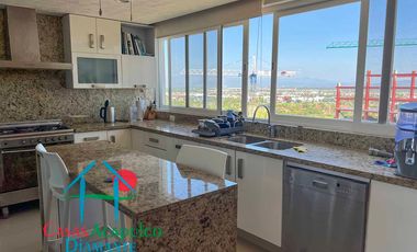 Departamento en venta con terraza y vista al mar.