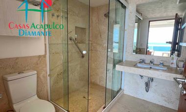 Departamento en venta con terraza y vista al mar.