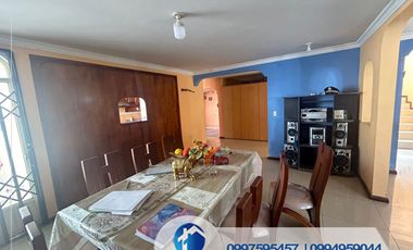 VENDO CASA AMPLIA EN RICAURTE