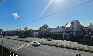 Departamento APTO CRÈDITO de 3 amb. con enorme patio y balcon al frente