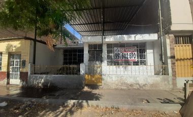 SE VENDE CASA COMO TERRENO UBICADO EN AV LORETO - PIURA