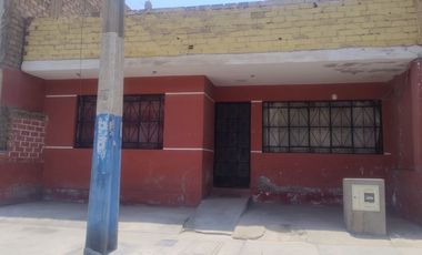 VENTA DE CASA COMO TERRENO  EN ANCON , A DOS CUADRAS DE LA PANAMERICANA NORTE