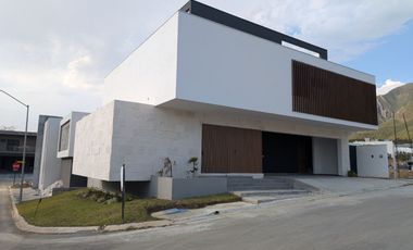 VENTA CASA EN ESQUINA SECTOR ENCINO BOSQUES DE LAS MISIONES