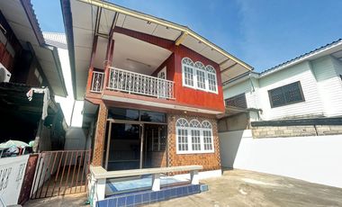 GOLDEN OPPORTUNITY FOR INVESTORS!  2-Story Detached House, 50 Sq.Wa, Right Next to Ya Mo Market, in the Heart of Korat City!