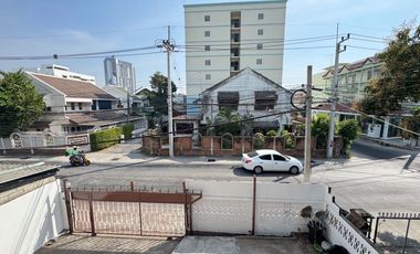 GOLDEN OPPORTUNITY FOR INVESTORS!  2-Story Detached House, 50 Sq.Wa, Right Next to Ya Mo Market, in the Heart of Korat City!