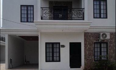 RUMAH DIAPIT 2 PINTU TOL CISALAK DAN GTO CIBUBUR