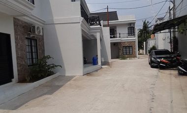 RUMAH DIAPIT 2 PINTU TOL CISALAK DAN GTO CIBUBUR