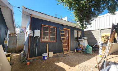 Se vende casa con cabaña en Rene Schneider casi llegando a Rubén Darío, Valdivia