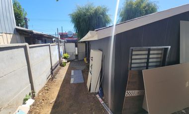 Se vende casa con cabaña en Rene Schneider casi llegando a Rubén Darío, Valdivia