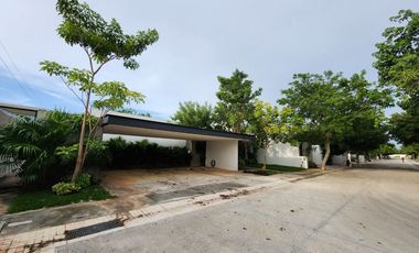 CASA DE UNA PLANTA AMUEBLADA EN LA PRIVADA SAN JOSE TULIPANES, CHOLUL