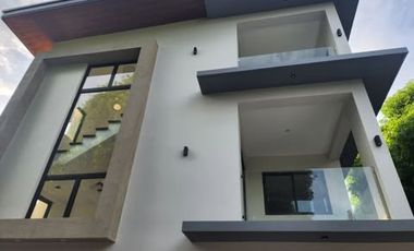 6 Bedrooms House for Lease in White Plains Quezon City