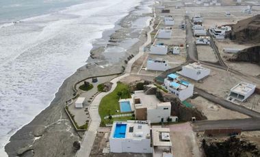 Vendo casa de playa con piscina, amoblada en 2da. fila, condominio Neptuno, Cerro Azul, Cañete, km 129.90