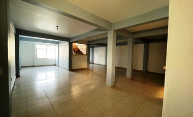 Casa en venta, 6 recámaras, 4 autos, escriturada.