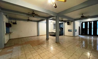 Casa en venta, 6 recámaras, 4 autos, escriturada.