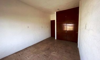 Casa en venta, 6 recámaras, 4 autos, escriturada.