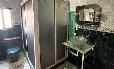 Casa en venta, 6 recámaras, 4 autos, escriturada.