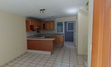 PRECIOSA Y AMPLIA CASA, EXCELENTE UBICACIÓN EN FRACC. RESIDENCIAL PARQUES DEL NILO, GUADALAJARA -NO CRÉDITOS-