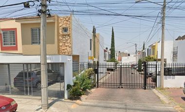 PRECIOSA Y AMPLIA CASA, EXCELENTE UBICACIÓN EN FRACC. RESIDENCIAL PARQUES DEL NILO, GUADALAJARA -NO CRÉDITOS-