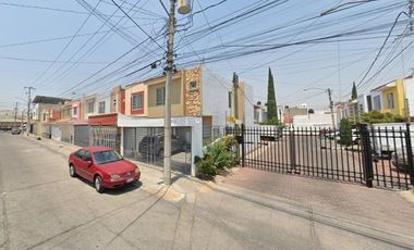 PRECIOSA Y AMPLIA CASA, EXCELENTE UBICACIÓN EN FRACC. RESIDENCIAL PARQUES DEL NILO, GUADALAJARA -NO CRÉDITOS-