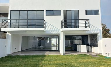 VENTA DE CASA NUEVA CON DOS CASAS CLUB EN FRACCIONAMIENTO LA CIMA, BURGOS CORINTO