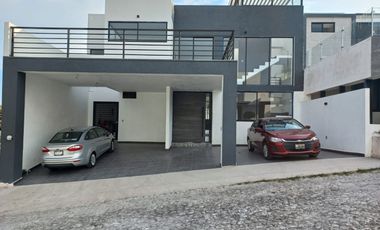 VENTA DE CASA NUEVA CON DOS CASAS CLUB EN FRACCIONAMIENTO LA CIMA, BURGOS CORINTO
