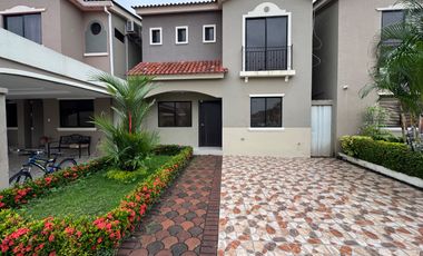 En alquiler casa de 3 dormitorios en Urb. La Romareda.