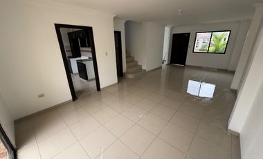 En alquiler casa de 3 dormitorios en Urb. La Romareda.