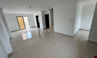 En alquiler casa de 3 dormitorios en Urb. La Romareda.