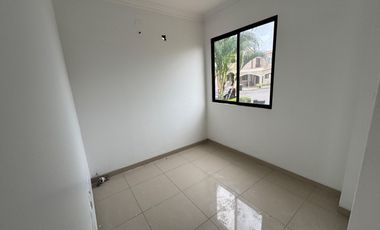 En alquiler casa de 3 dormitorios en Urb. La Romareda.