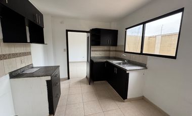 En alquiler casa de 3 dormitorios en Urb. La Romareda.