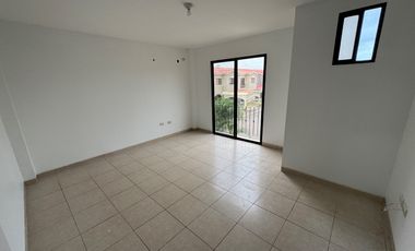 En alquiler casa de 3 dormitorios en Urb. La Romareda.