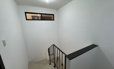 En alquiler casa de 3 dormitorios en Urb. La Romareda.