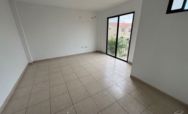 En alquiler casa de 3 dormitorios en Urb. La Romareda.