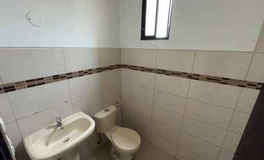 En alquiler casa de 3 dormitorios en Urb. La Romareda.