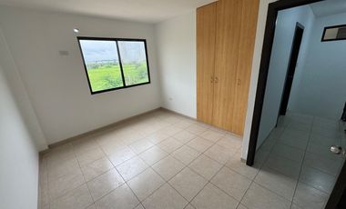 En alquiler casa de 3 dormitorios en Urb. La Romareda.